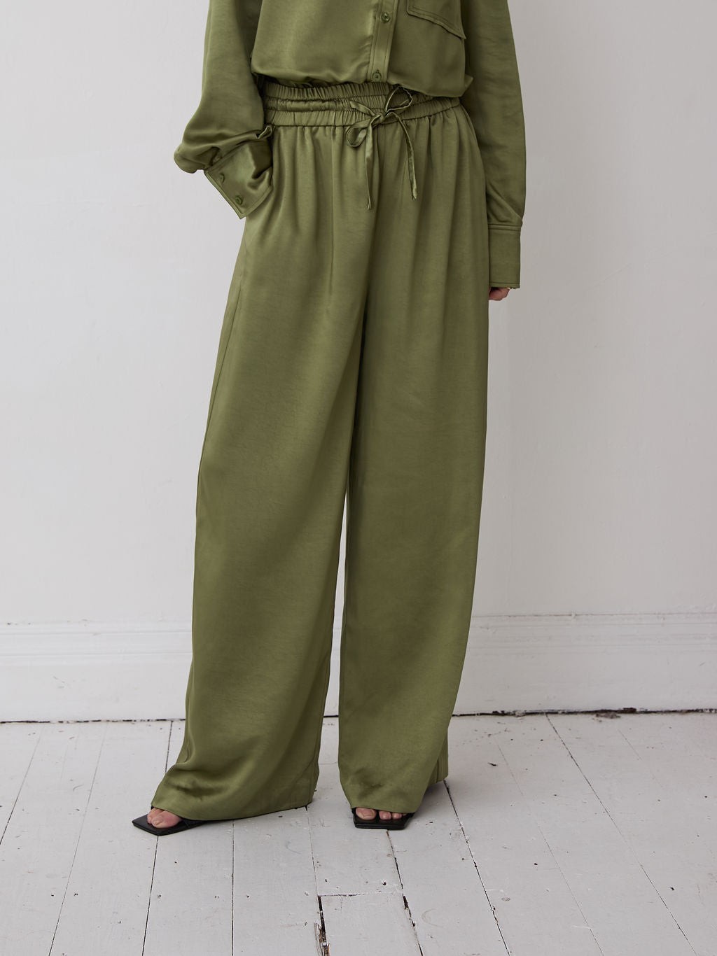 Ebba Khaki Satin Trousers